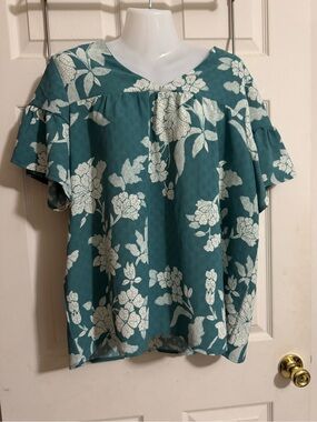 Wonderly Floral Flutter-Sleeve Blouse